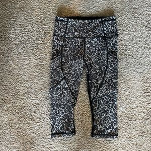 Lululemon outrun crop black and white lace pattern Size 6